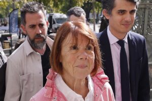 La víctima de violación masiva francesa Gisele Pelicot (C), acompañada de su hijo Florian Pelicot (L) y su abogado Stephane Babonneau (R), llega al tribunal penal de Gard en Nimes, Francia, el 09 de octubre de 2025. Un juicio de apelación que involucra a uno de los acusados condenados en las violaciones masivas cometidas contra Pelicot será escuchado por el tribunal del 06 al 09 de octubre de 2025. (Francia) EFE/EPA/GUILLAUME HORCAJUELO