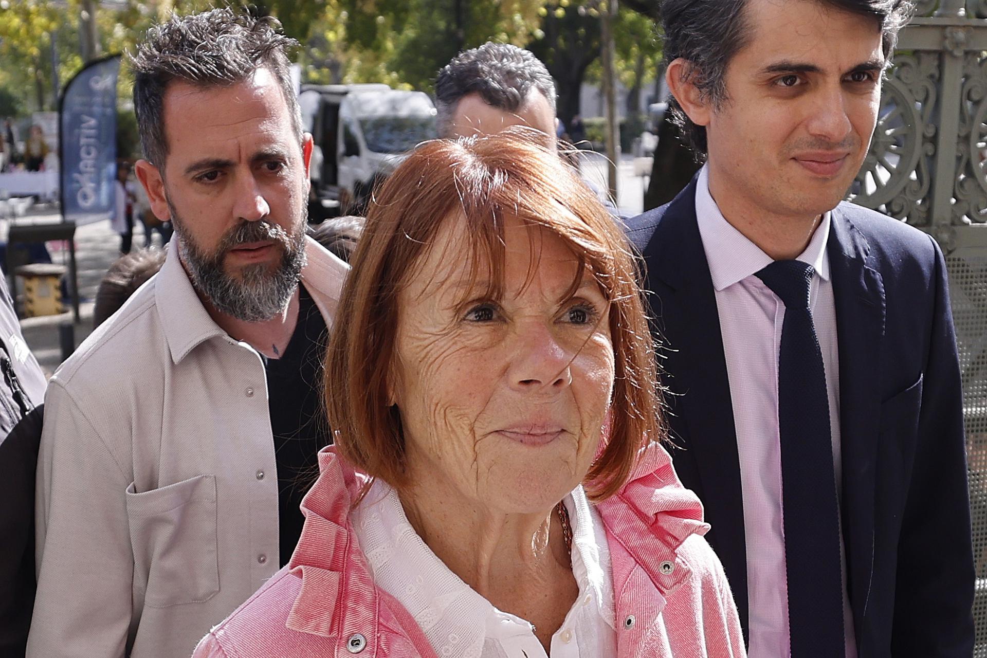 La víctima de violación masiva francesa Gisele Pelicot (C), acompañada de su hijo Florian Pelicot (L) y su abogado Stephane Babonneau (R), llega al tribunal penal de Gard en Nimes, Francia, el 09 de octubre de 2025. Un juicio de apelación que involucra a uno de los acusados condenados en las violaciones masivas cometidas contra Pelicot será escuchado por el tribunal del 06 al 09 de octubre de 2025. (Francia) EFE/EPA/GUILLAUME HORCAJUELO