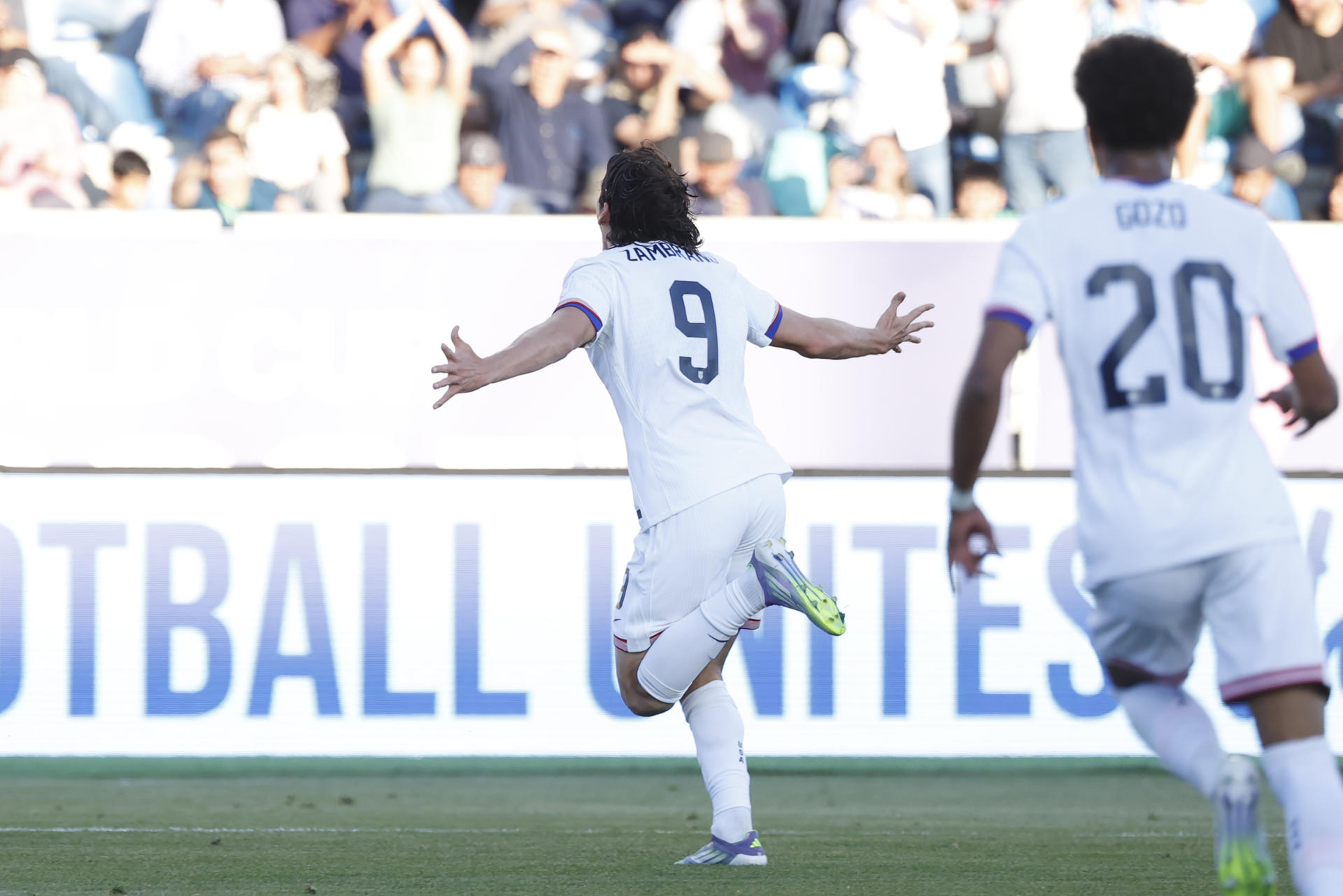 Marcos Zambrano (c) de Estados Unidos celebra un gol en un partido del grupo E de la Copa Mundial Sub-20. EFE/ Elvis González
