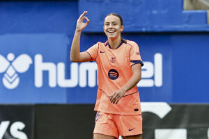 La jugadora del FC Barcelona, Clara Serrajordi celebra su gol ante el Eibar durante el partido de la sexta jornada de Liga disputado este sábado en el estadio municipal de Ipurua. EFE/Javi Colmenero