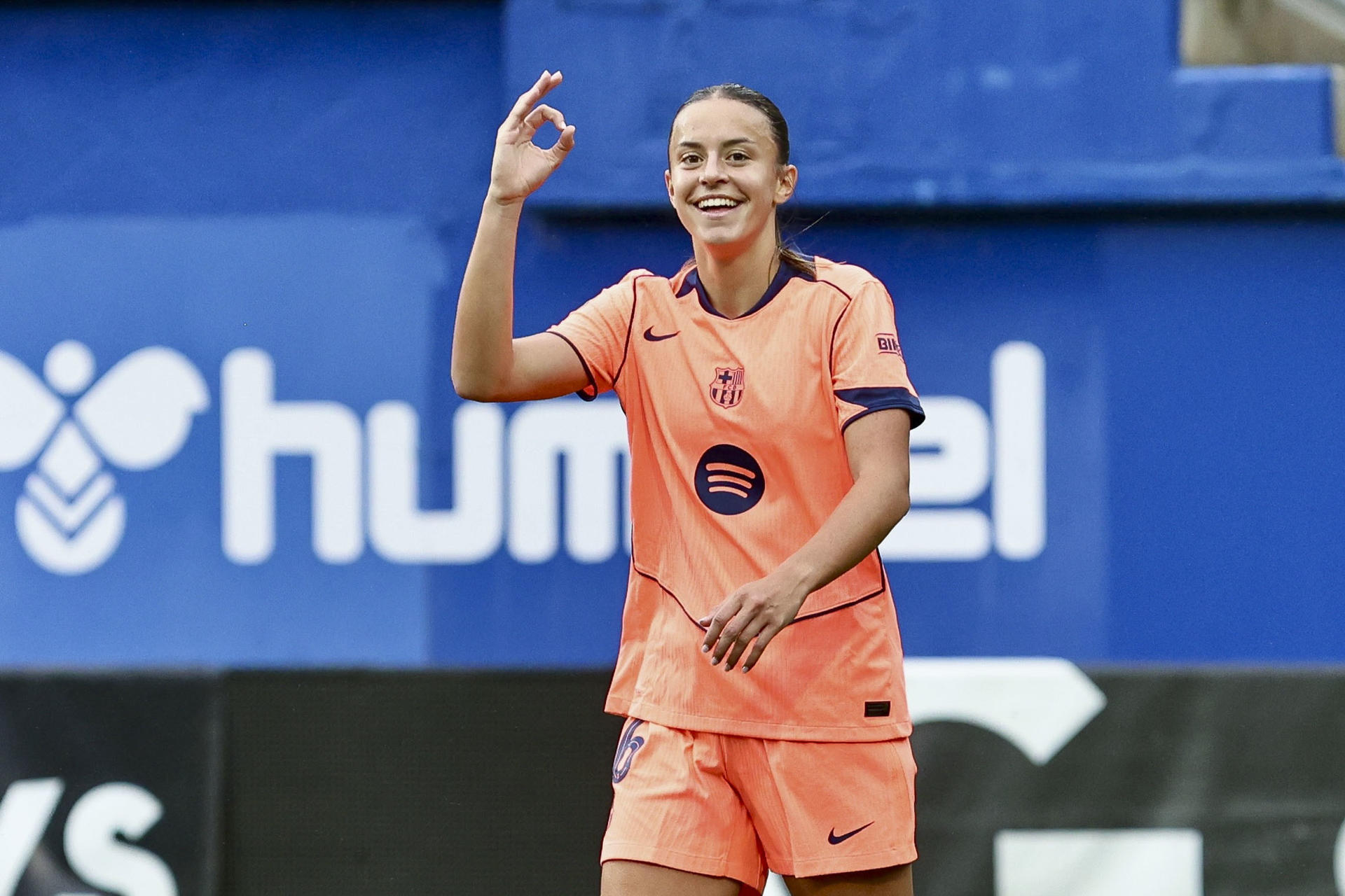 La jugadora del FC Barcelona, Clara Serrajordi celebra su gol ante el Eibar durante el partido de la sexta jornada de Liga disputado este sábado en el estadio municipal de Ipurua. EFE/Javi Colmenero