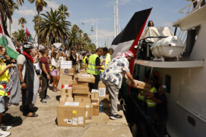 Voluntarios de la flotilla a Gaza antes de partir en el puerto de Barcelona. EFE/ Toni Albir