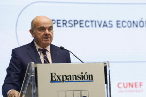 MADRID, 06/10/2025.- El vicepresidente del Banco Central Europeo (BCE), Luis de Guindos, en el XVI Encuentro Financiero Expansión-KPMG, este lunes en Madrid. EFE/J.G. Guillén