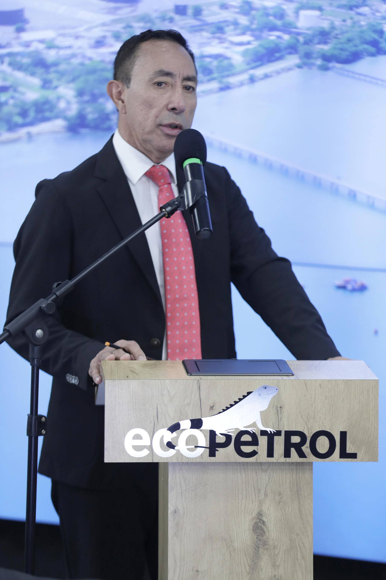 El presidente de Ecopetrol, Ricardo Roa, habla durante una rueda de prensa este lunes, en Bogotá (Colombia). EFE/ Carlos Ortega
