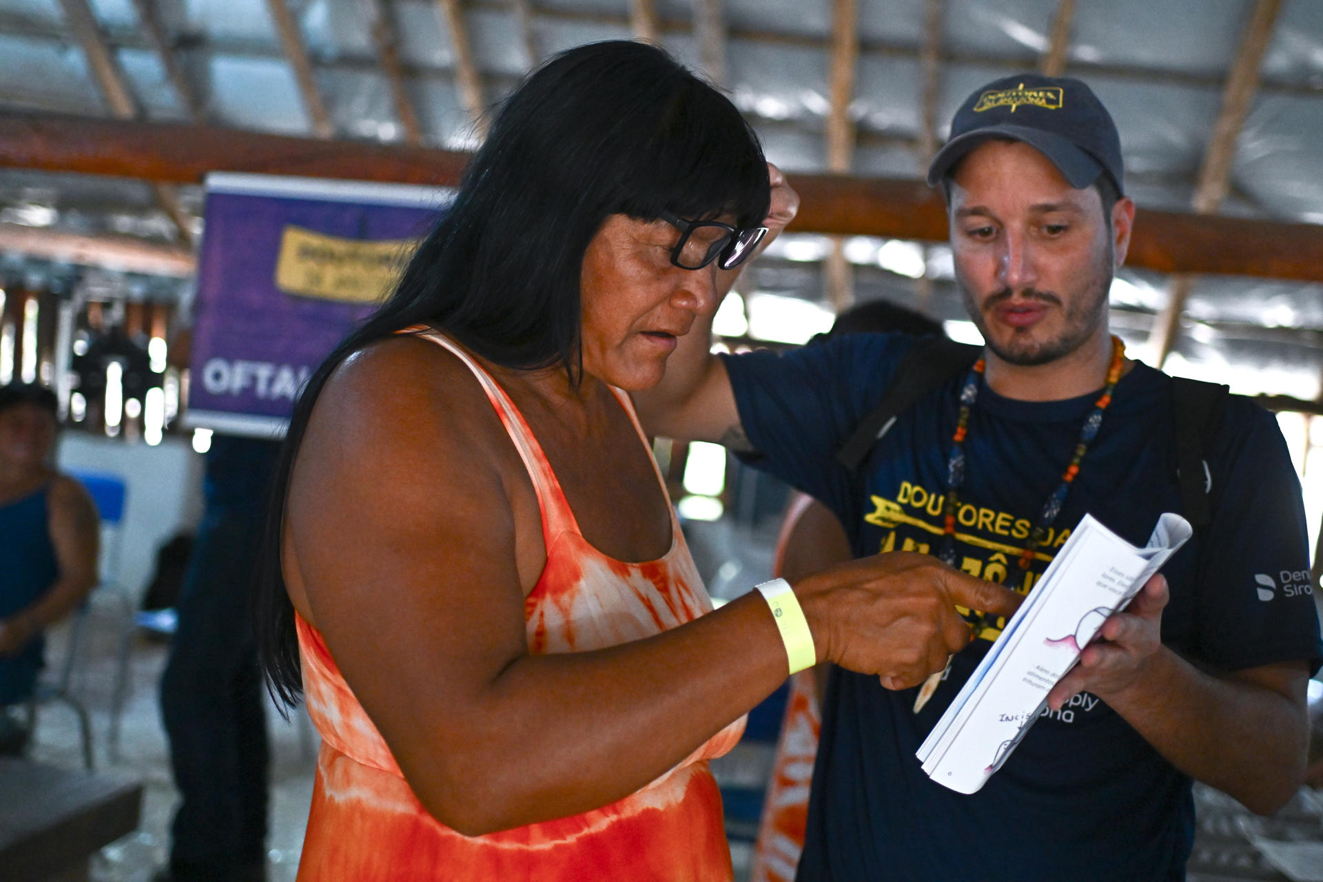 Una indígena prueba sus nuevas gafas acompañada de un oftalmólogo voluntario el 29 de septiembre de 2025 en la Aldea Kamayurá, del Parque Indígena Xingu, estado de Mato Grosso (Brasil). EFE/Andre Borges
