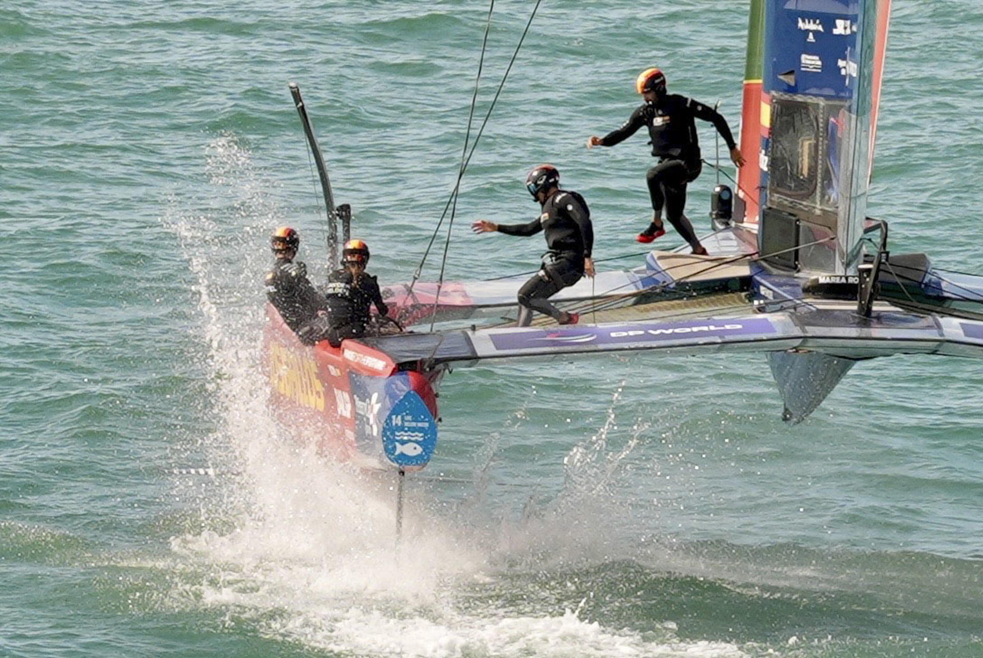 Vista del desarrollo del segundo día de carrera de la competición World Spain Sail Grand Prix/Andalucía-Cádiz, que se ha celebrado este domingo en la capital gaditana y que durante este fin de semana ha atraído a la ciudad a algo más de cien mil personas.-EFE/ Roman Ríos
