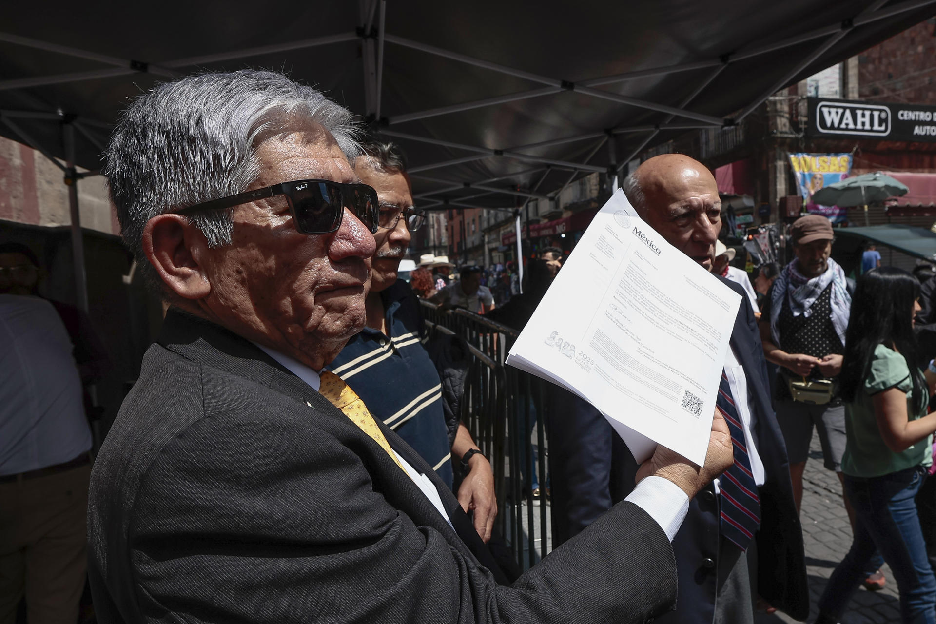 Porfirio Martínez de la Asociación Nacional de Abogados Democráticos muestra un documento este martes, en Ciudad de México (México). EFE/José Méndez
