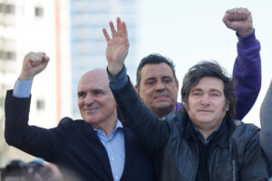 Fotografía de archivo, tomada el pasado 27 de agosto, en la que se captó al diputado nacional oficialista por La Libertad Avanza (LLA) José Luis Espert (i), junto al presidente de Argentina, Javier Milei (d), durante una caravana proselitista, en Lomas de Zamora (Argentina). EFE/Juan Ignacio Roncoroni