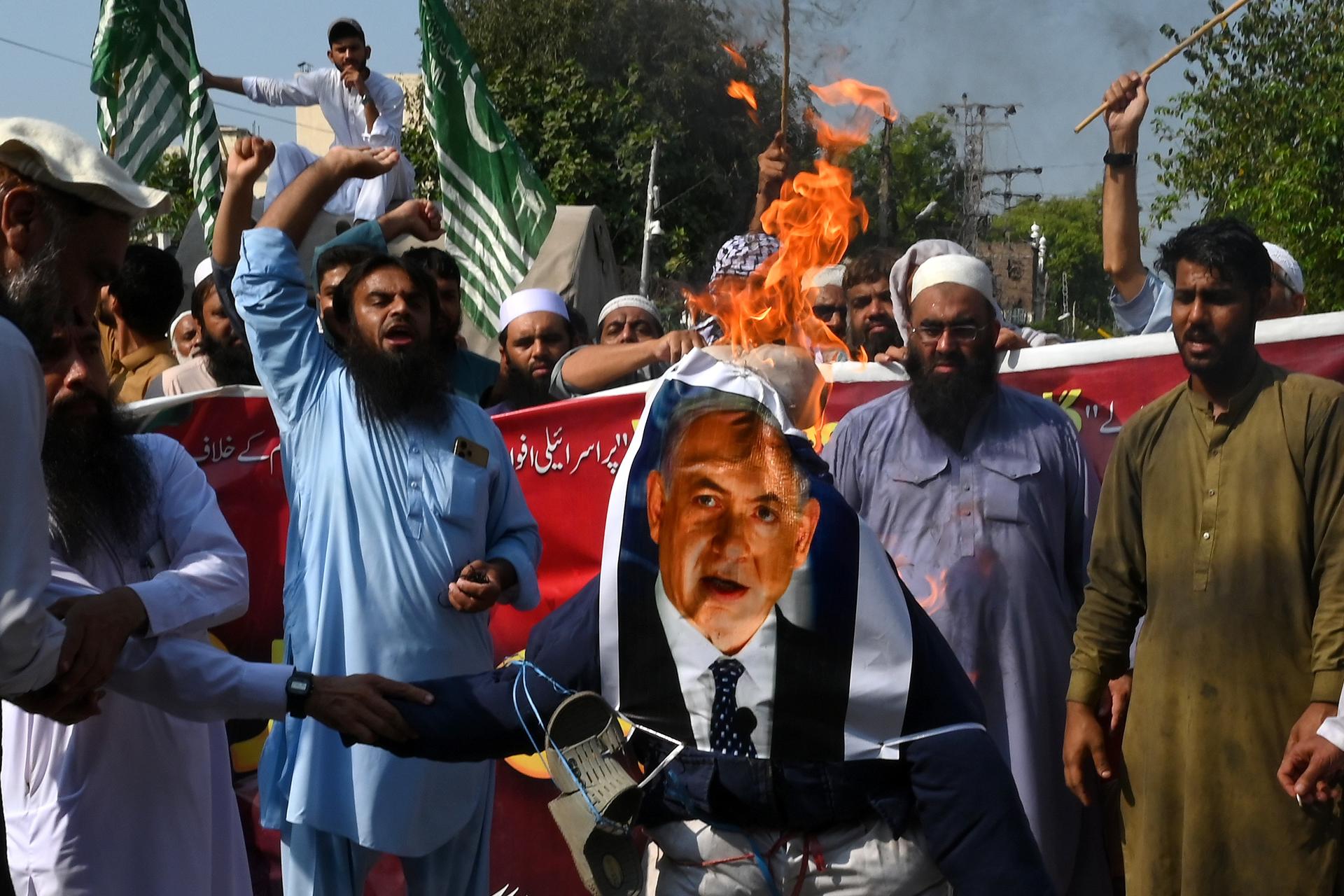 Los partidarios del partido político islámico Pakistán Markazi Muslim League (PMML) queman efigies del primer ministro israelí Benjamin Netanyahu mientras participan en una protesta en apoyo del pueblo palestino y en contra de la interceptación de los barcos de la Flotilla Global Sumud (GSF) por parte de Israel, en Peshawar, Pakistán, 03 de octubre de 2025. La Flotilla Global Sumud, una iniciativa marítima internacional con representantes de más de 40 países que comenzó a navegar en agosto de 2025 hacia la Franja de Gaza, tiene como objetivo romper el bloqueo israelí y entregar ayuda humanitaria a Gaza. (Protestas) EFE/EPA/BILAWAL ARBAB

