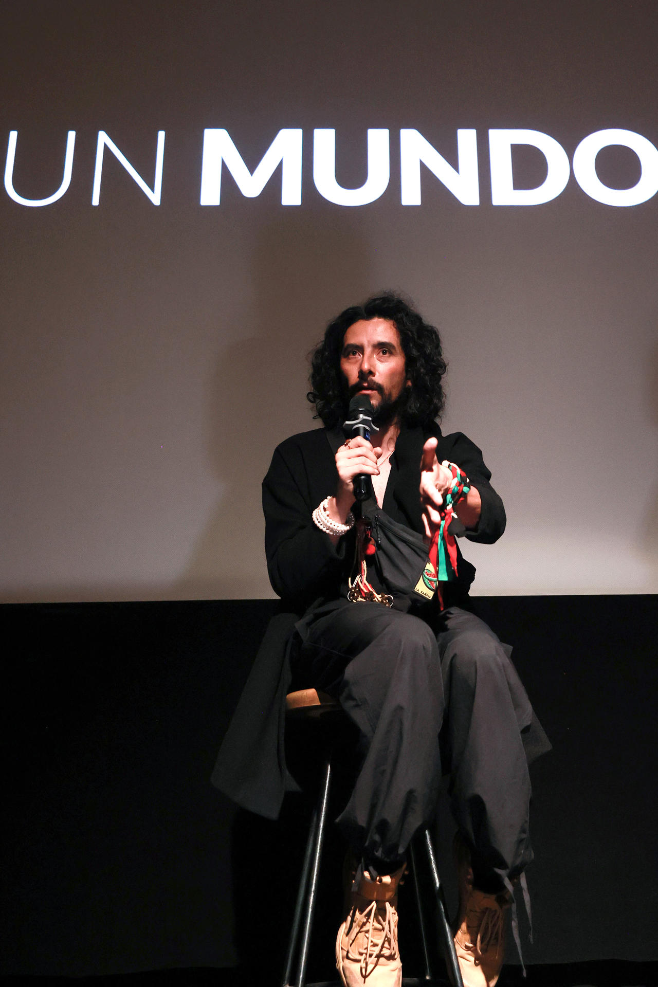 El actor mexicano Raúl Briones habla durante una rueda de prensa este jueves, en Ciudad de México (México). EFE/Alex Cruz
