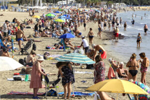 Imagen de la playa del Postiguet de Alicante, donde el jueves lucía el sol y se alcanzaban temperaturas cercanas a los 30 grados. EFE/Pep Morell