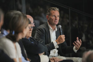 El ex jugador de balonmano Iñaki Urdangarín participa en la mesa redonda organizada por la Fundación Barcelona Olímpica con algunos de los deportistas españoles que hace 25 años participaron en los Juegos Olímpicos de Sídney en el año 2000. EFE/Alejandro García