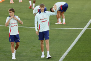 El defensa Dean Huijsen (d), junto a Pablo Barrios, en el entrenamiento del conjunto de la selección española en Las Rozas, el martes. EFE/ Rodrigo Jiménez