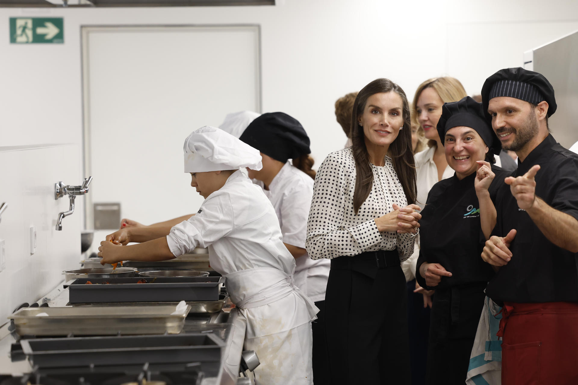 La reina Letizia conversa con los trabajadores del comedor del centro público de FP de la localidad navarra de Lumbier durante la apertura del curso de Formación Profesional 2025/26. EFE/ Jesús Diges
