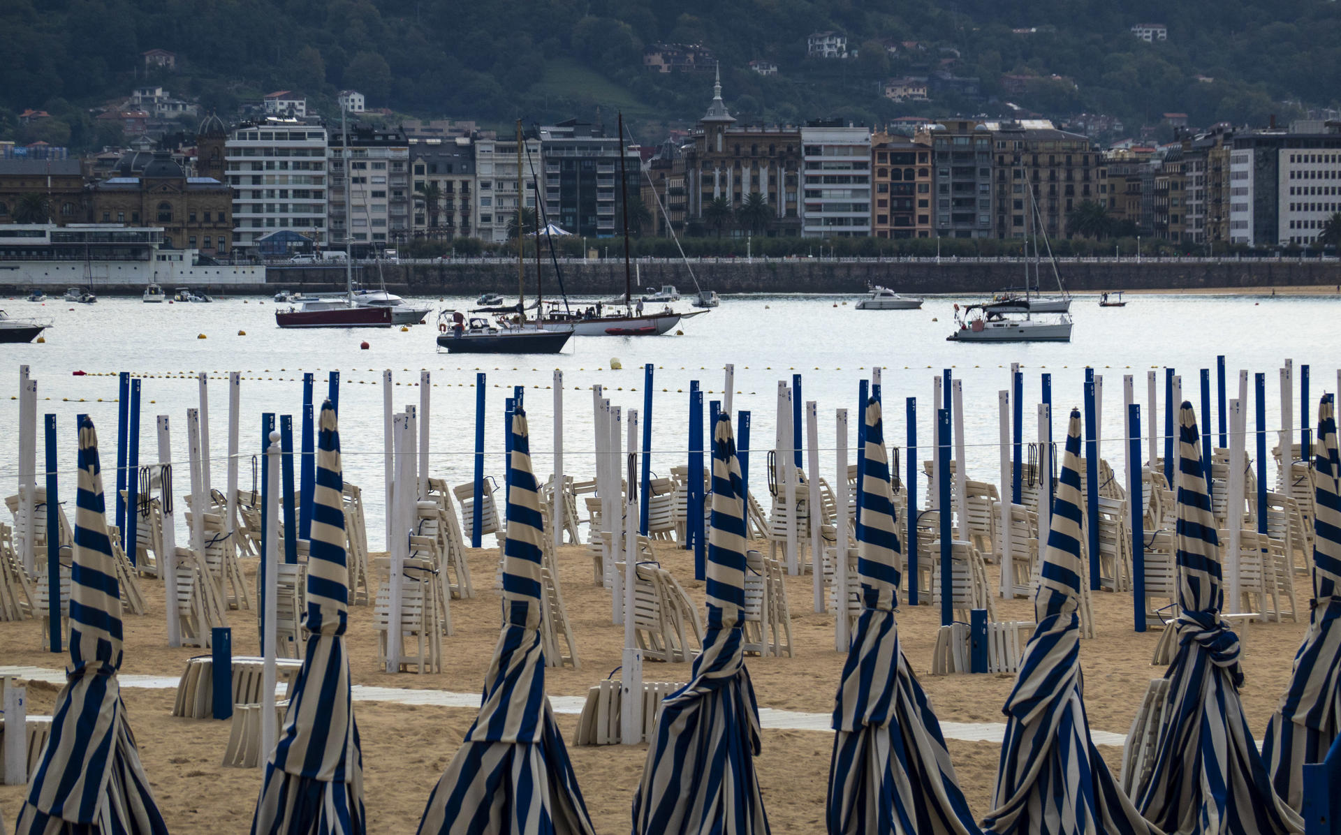 Playa de Ondarreta de San Sebastián. EFE/Javier Etxezarreta