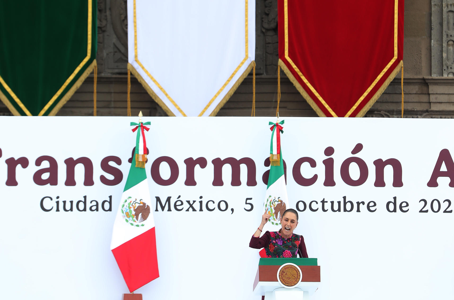 La presidenta de México Claudia Sheinbaum, habla durante la conmemoración de su primer año de gobierno este domingo, en el Zócalo de la Ciudad de México (México). EFE/Mario Guzmán
