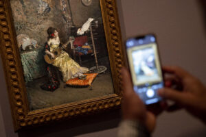 Amaya Alzaga, comisaria de la exposición de Raimundo de Madrazo, que puede verse hasta mediados de enero en la Fundación Mapfre, en un recorrido con EFE por la muestra, relata las pesquisas y aventuras que la han llevado a localizar algunos de los cuadros más importantes. Provocativos anuncios ('Se busca'), visitas a casas y palacios han servido a la comisaria y profesora de Historia del Arte de la UNED Amaya Alzaga para aflorar cuadros de Raimundo de Madrazo cuyo paradero se desconocía, y con los que ha completado la investigación para su primera gran retrospectiva. EFE/Daniel González