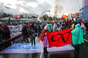 Fotografía del 30 de septiembre de 2025 de personas en una manifestación contra el presidente de Ecuador, Daniel Noboa, por el alza del diésel y en apoyo a los manifestantes indígenas de la provincia de Imbabura, en Quito (Ecuador). EFE/ José Jácome