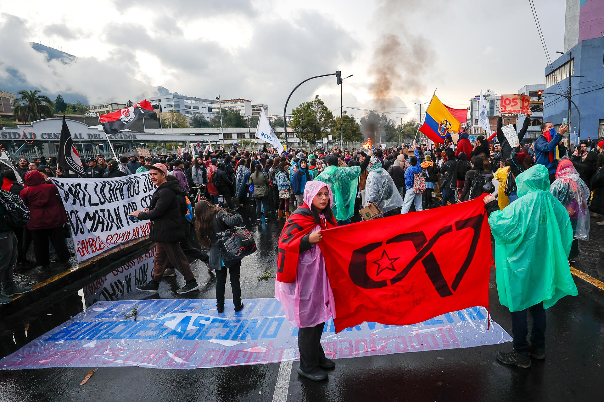 Fotografía del 30 de septiembre de 2025 de personas en una manifestación contra el presidente de Ecuador, Daniel Noboa, por el alza del diésel y en apoyo a los manifestantes indígenas de la provincia de Imbabura, en Quito (Ecuador). EFE/ José Jácome