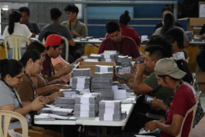Personal del Tribunal Departamental Electoral (TDE) revisa material electoral este lunes, en Santa Cruz (Bolivia). EFE/Juan Carlos Torrejon