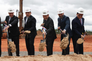 De izquierda a derecha: el ministro de tecnologías de información y comunicación de Paraguay, Gustavo Villate; el intendente de Asunción, Luis Bello; el embajador de Taiwán en Paraguay, José Chih-Cheng Han; el rector de la Universidad Politécnica Taiwán–Paraguay, Jorge Duarte; y el secretario general del Fondo de Cooperación y Desarrollo Internacional de Taiwan, Yu-Lin Huang; durante el acto del inicio de la construcción de la nueva sede de la Universidad Politécnica Taiwán–Paraguay este lunes, en Asunción (Paraguay). EFE/ Juan Pablo Pino