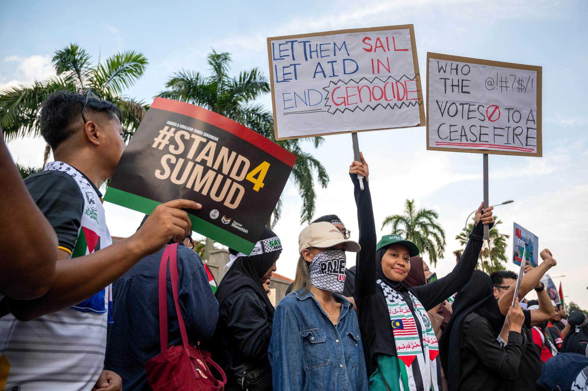 Kuala Lumpur (Malaysia), 02/10/2025.- Protesters hold placards during a demonstration against Israeli forces' interception of vessels from the Global Sumud Flotilla (GSF) and the detention of Malaysian activists, outside the US Embassy in Kuala Lumpur, Malaysia, 02 October 2025. Thousands of demonstrators gathered to protest Israel's interception of a Gaza-bound aid flotilla and the detention of at least 12 Malaysian activists. (Protestas, Malasia) EFE/EPA/NAZIR SUFARI