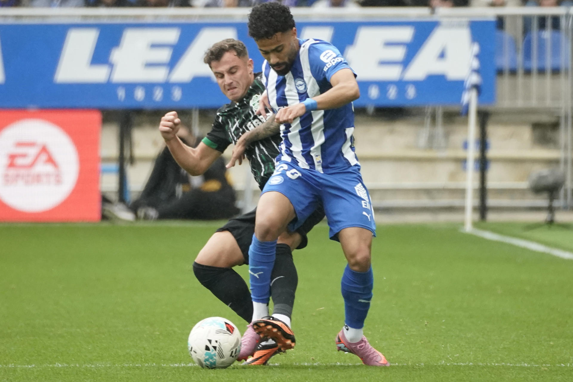 El jugador del Deportivo Alavés Calebe (c) se enfrenta a Marc Aguado (detrás), del Elche, durante su partido de LaLiga EA Sports en el Estadio Mendizorroza de Vitoria, este domingo. EFE/ L. Rico