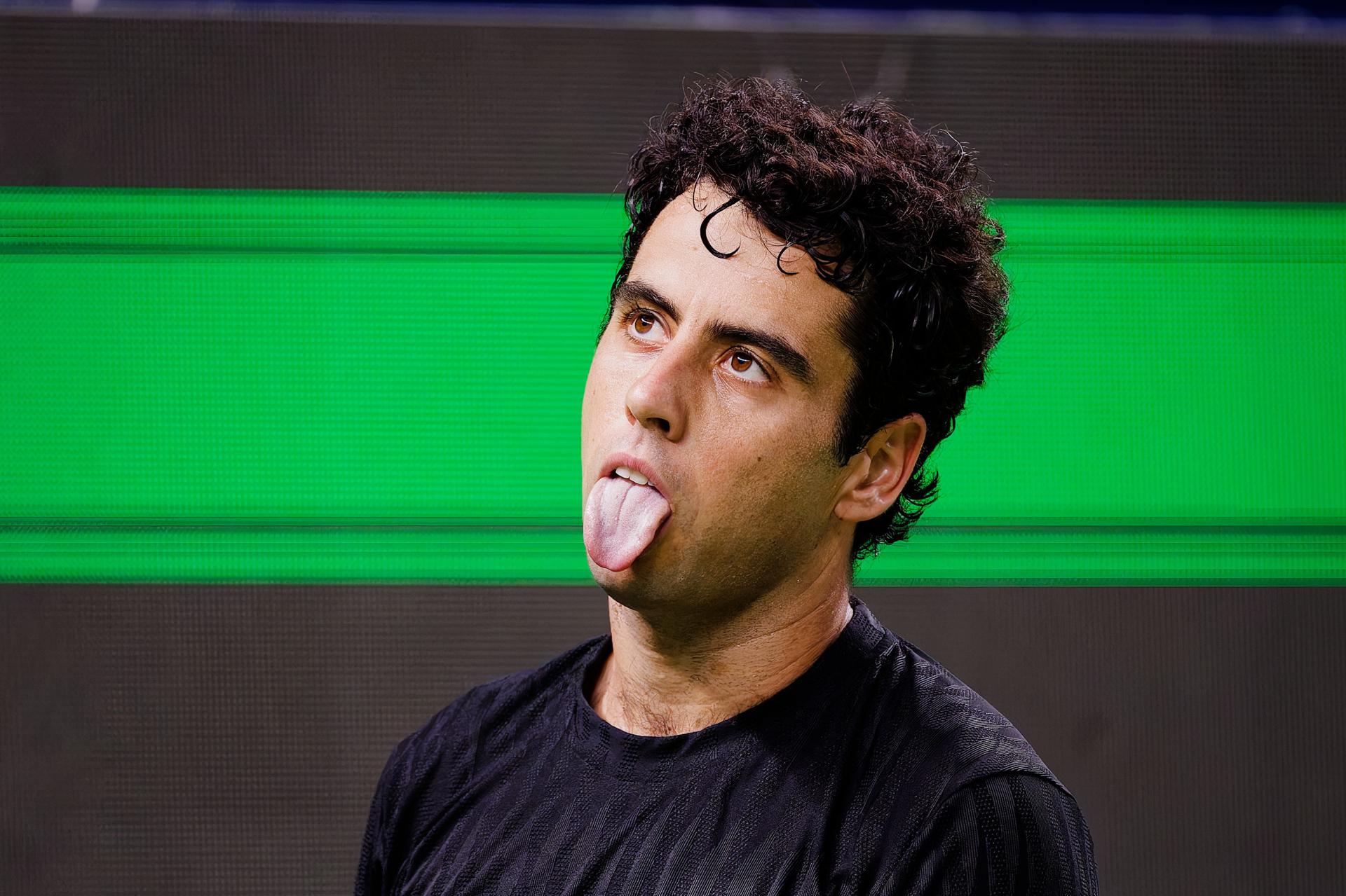 El español Jaume Munar durante su partido de octavos de final del Master 1.000 de Shanghái ante els erbio Novak Djokovic. EFE/EPA/ALEX PLAVEVSKI