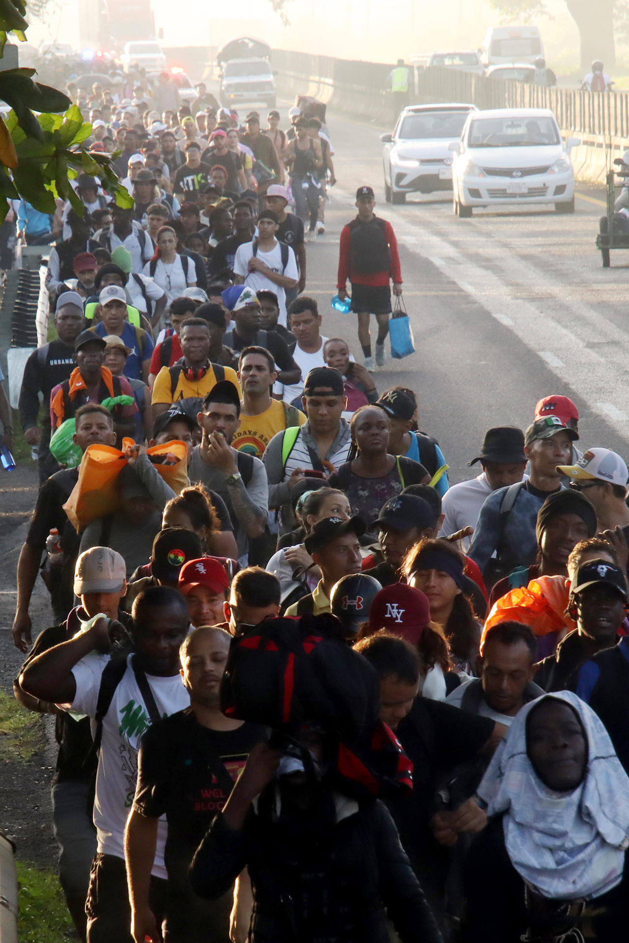 Migrantes caminan en caravana este miércoles, en el municipio de Tapachula en Chiapas (México). EFE/Juan Manuel Blanco