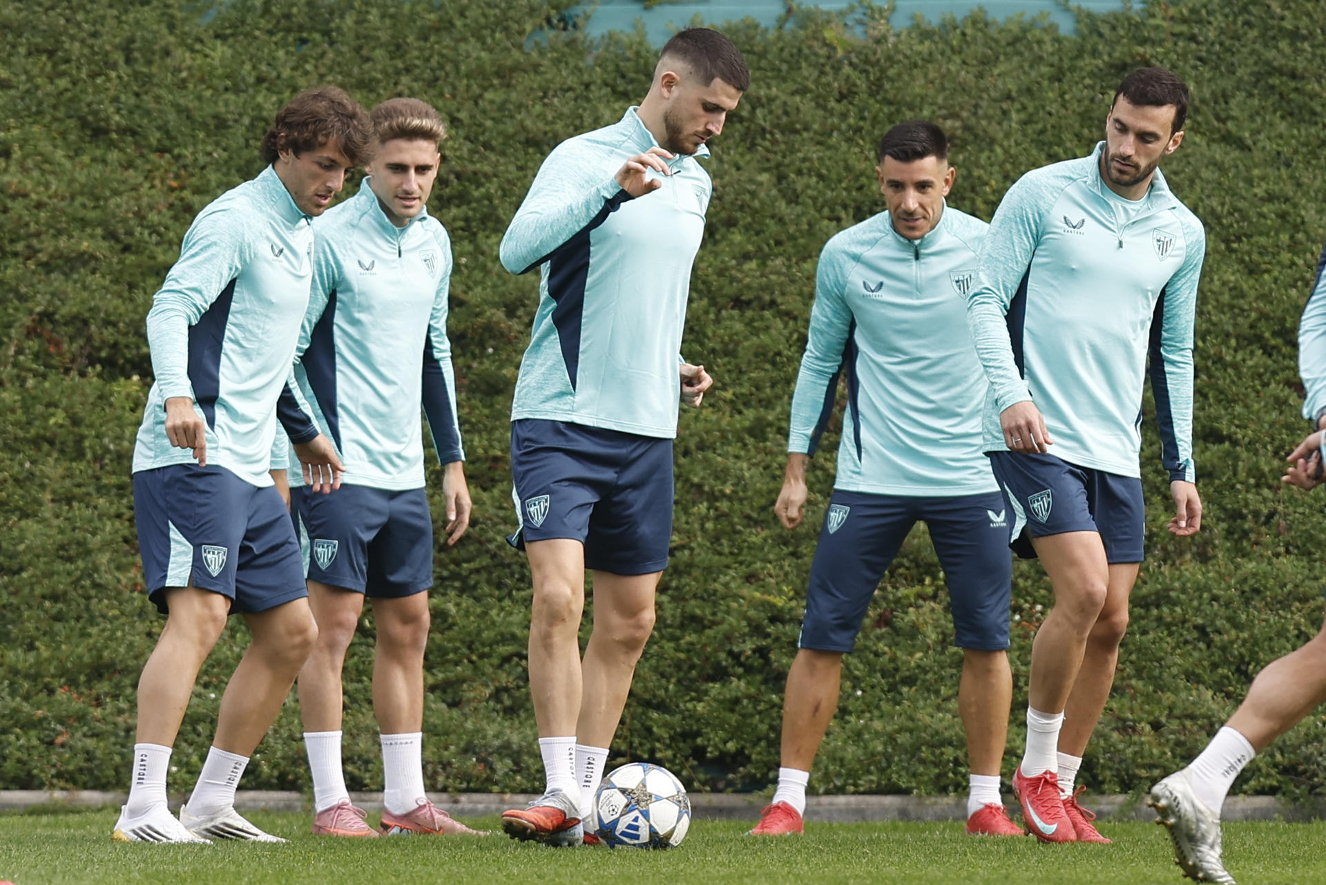 Oihan Sancet (c) durante un entrenamiento del pasado martes con su equipo, el Athletic de Bilbao. EFE/ Miguel Toña