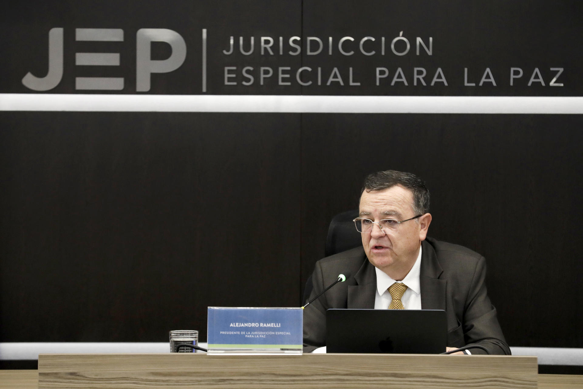 El presidente de la Jurisdicción Especial para la Paz (JEP), Alejandro Ramelli, habla en una rueda de prensa este jueves, en Bogotá (Colombia). EFE/ Carlos Ortega