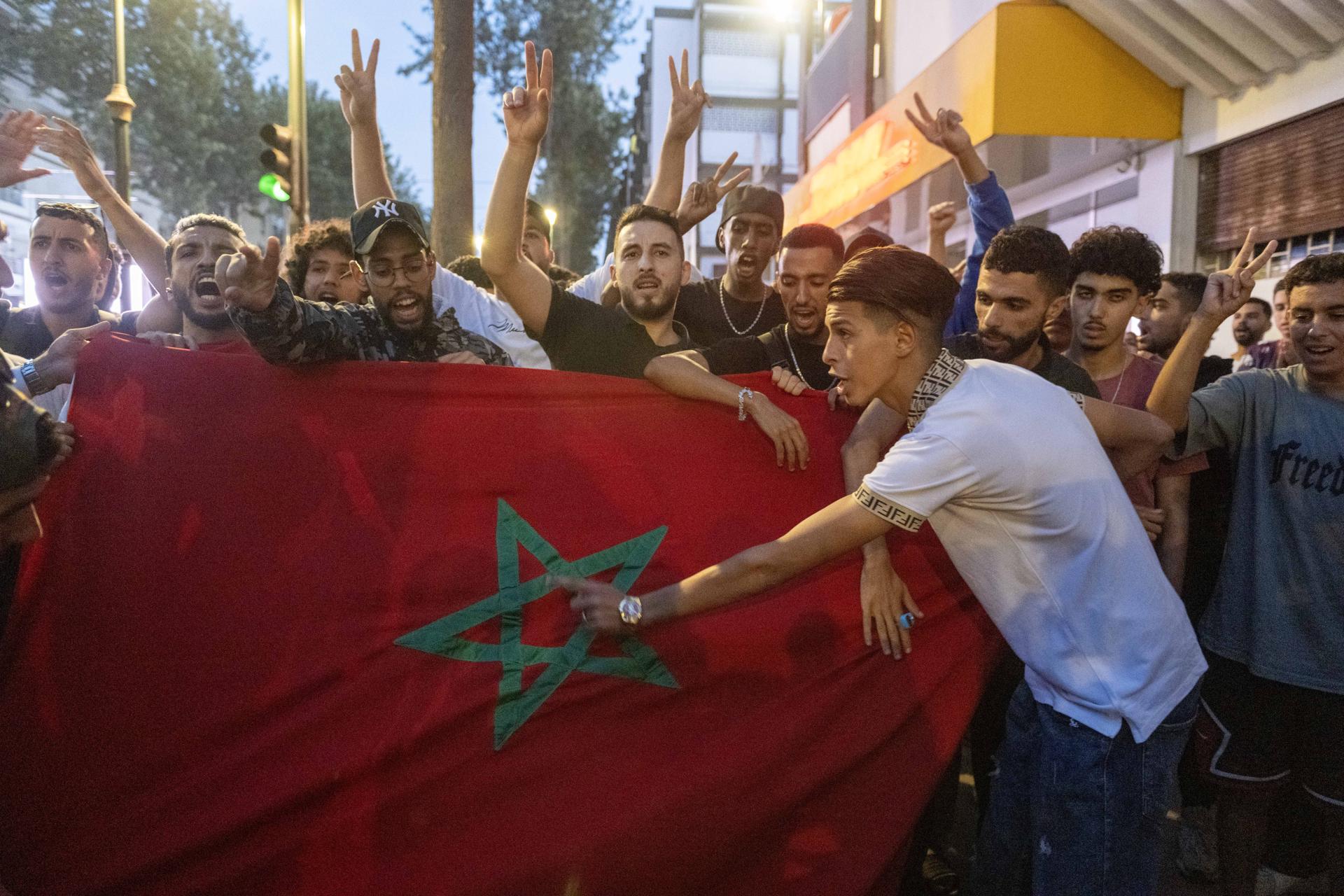 Jóvenes marroquíes se manifiestan por reformas en los sectores de salud y educación en Rabat, Marruecos. EFE/JALAL MORCHIDI
