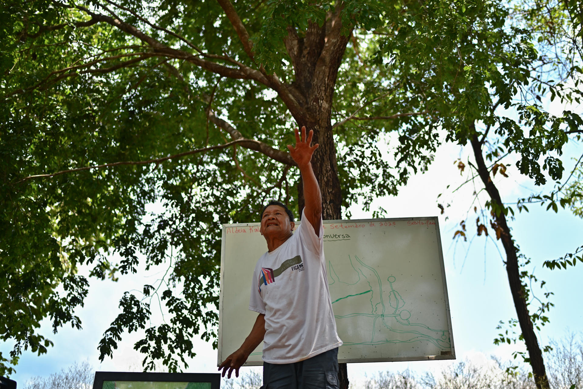 Fotografía del 26 de septiembre de 2025 que muestra al jefe indígena Farema Kalapalo hablando en una conversación de brigadistas del Centro Nacional de Prevención y Combate de Incendios Forestales (Prevfogo) con indígenas de las etnias Kuikuro y Kaluani en la aldea Kaluani-Paraiso, en el Parque Indígena do Xingu cerca de Gaúcha do Norte (Brasil). EFE/Andre Borges