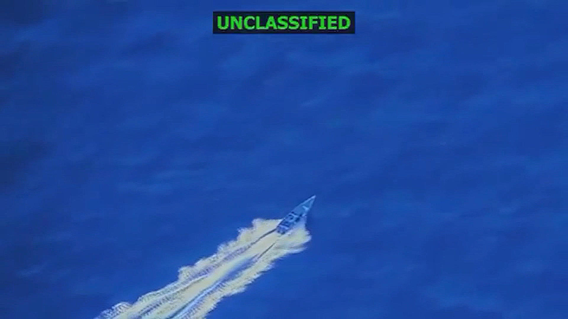 Captura de pantalla de la cuenta oficial de la red social X @SecWar del secretario de Guerra de Estados Unidos, Pete Hegseth, que muestra el momento del ataque a una lancha cerca de Venezuela. EFE/ @secwar
