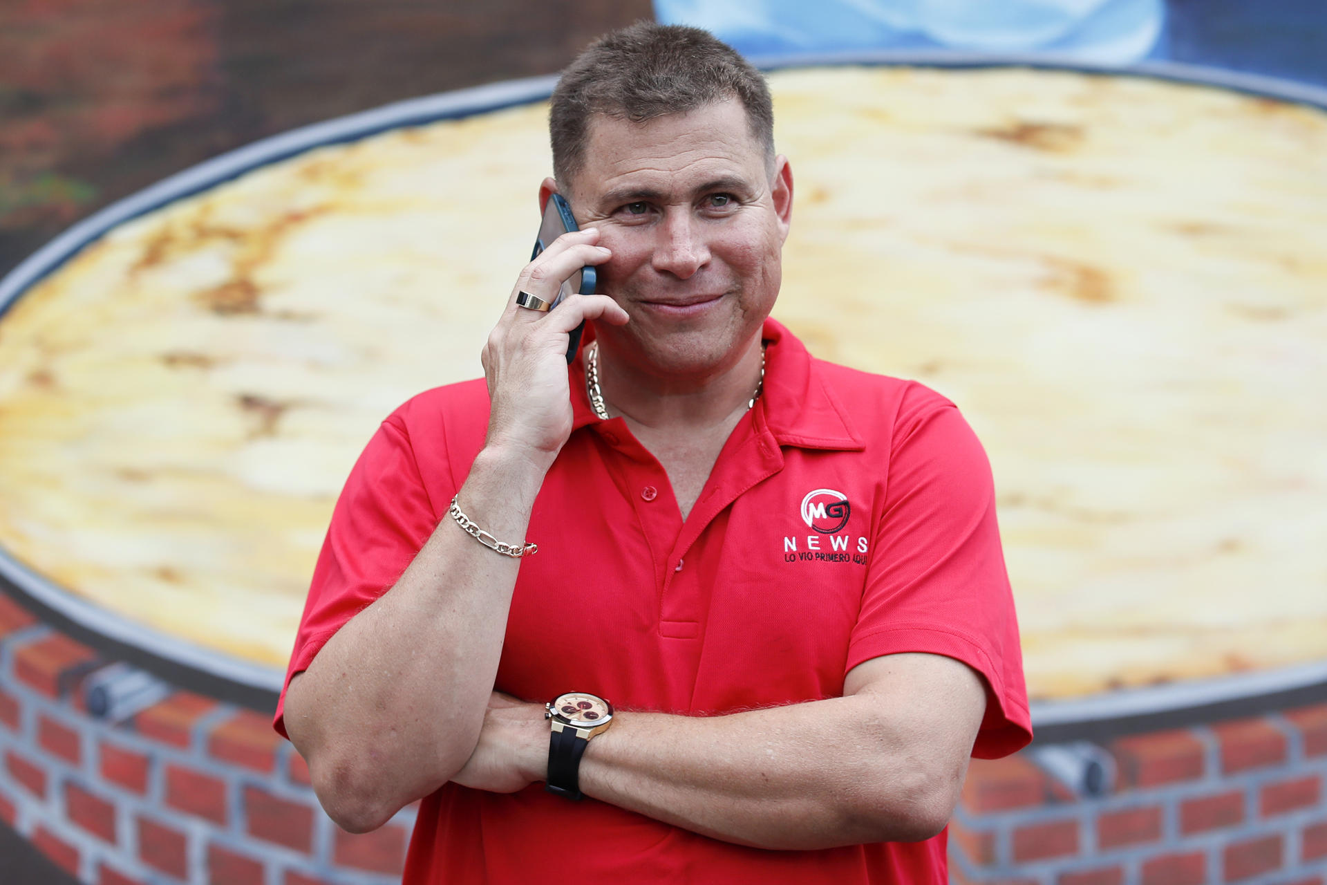 El periodista Mario Guevara habla por teléfono este viernes, en Olocuilta (El Salvador). EFE/Rodrigo Sura
