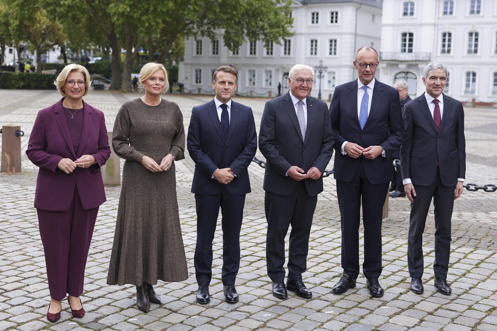 La presidenta del Bundesrat de la República Federal de Alemania Anke Rehlinger, la presidenta del Parlamento Alemán Bundestag Julia Kloeckner, el presidente de Francia Emmanuel Macron, el presidente alemán Frank-Walter Steinmeier, la canciller alemana Friedrich Merz, el presidente del Tribunal Constitucional Alemán Stephan Harbarth son vistos durante las celebraciones del Día de la Unidad Alemana 2025 en Saarbruecken, Alemania, 03 de octubre de 2025. El Día de la Unidad Alemana se celebra anualmente el 03 de octubre para conmemorar la reunificación de Alemania del Este y Alemania del Oeste en 1990. (Francia, Alemania) EFE/EPA/CHRISTOPHER NEUNDORF
