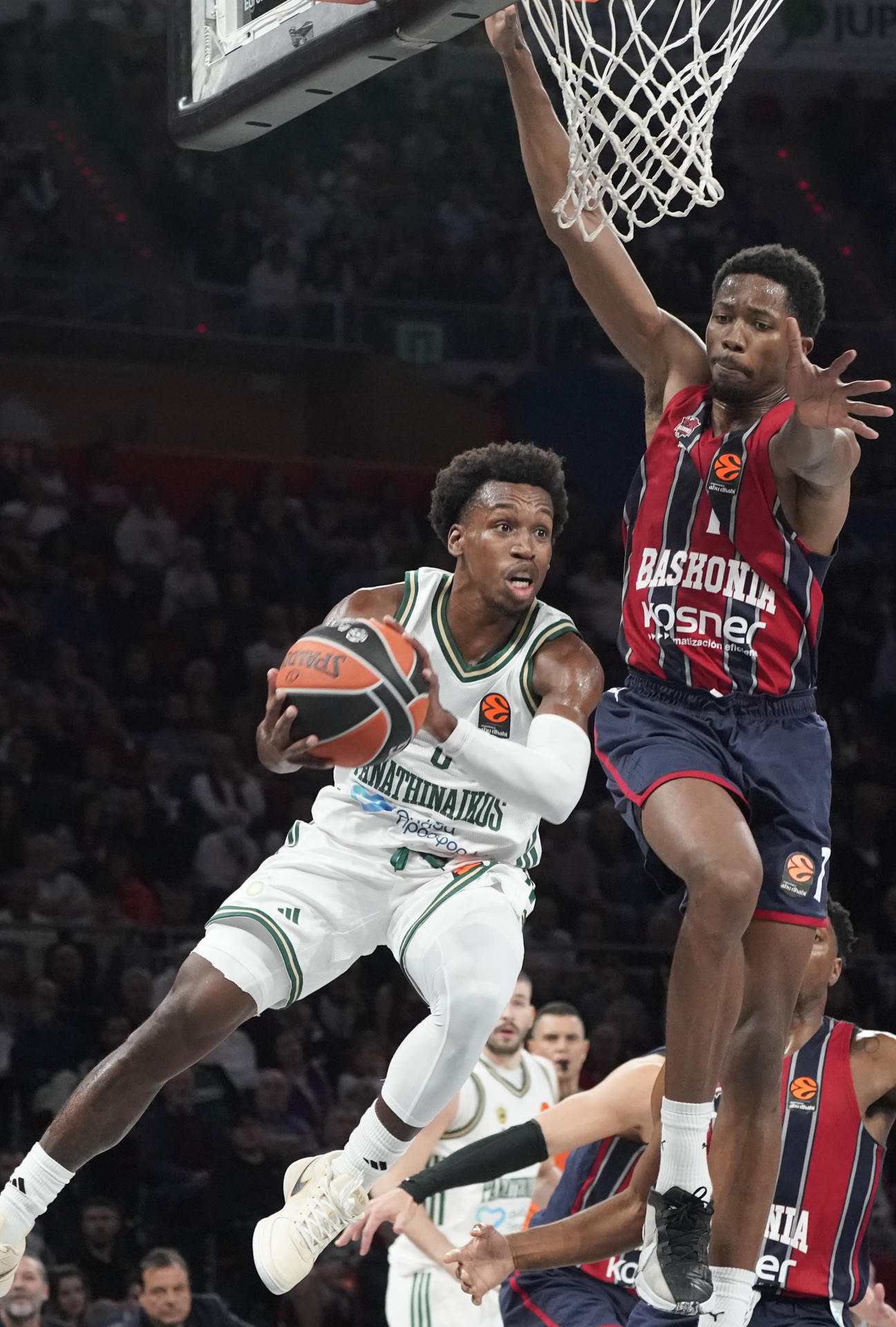 El base del Panathinaikos T. J. Shorts (i) lucha con Mamadi Diakité, del Baskonia, durante el partido de la tercera jornada de la temporada regular de la EuroLiga que Baskonia y Panathinaikos disputan hoy jueves en el Buesa Arena. EFE/ L. Rico