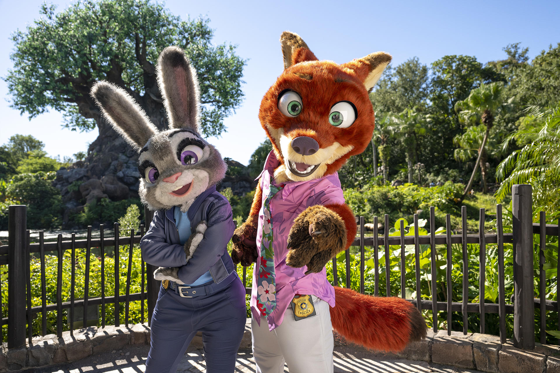 Fotografía cedida por Disney donde aparecen los personajes Judy Hopps (i) y Nick Wilde estrenando sus nuevos looks inspirados en la película 'Zootopia 2' de Walt Disney Studios que se verán en el parque temático Animal Kingdom en Walt Disney World Resort, Florida (EE.UU.). EFE/ Amy Smith /Disney
