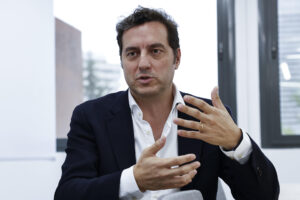 El presidente de la Real Federación Española de Voleibol, Felipe Pascual, es optimista acerca de que España pueda organizar el Europeo femenino de este deporte en 2028, para lo que ha ofrecido a Francia y Portugal compartir candidatura para fortalecer el proyecto, aunque el objetivo es que la final sea en sede española. En una entrevista con EFE al cumplirse casi un año de su llegada al cargo, Pascual (Madrid, 1977) revela que hay varias ciudades interesadas en albergar la Ciudad del Vóley, la futura base de concentración de las distintas selecciones, y que la meta es tenerla lista antes de finalizar 2027, con el fin de que eleve el nivel de España en los campeonatos internacionales. -EFE/ Ballesteros