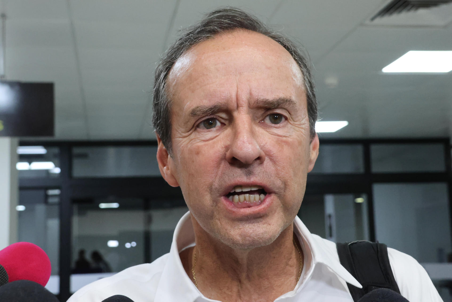 El expresidente de Bolivia y candidato a la reelección, Jorge Tuto Quiroga, al atender a la prensa, este martes, 30 de septiembre, en el aeropuerto de Viru Viru, en Santa Cruz (Bolivia). EFE/Juan Carlos Torrejón
