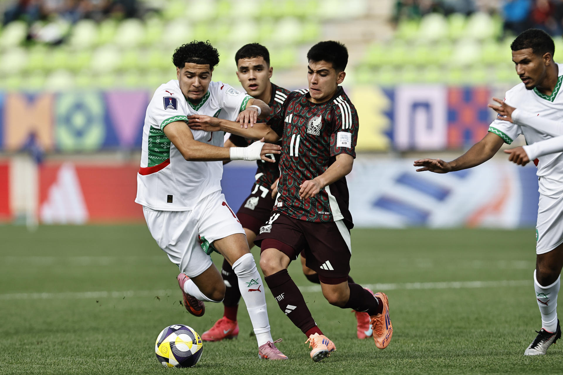 Gilberto Mora (cd) de México disputa el balón con Ilias Boumassaoudi (i) de Marruecos en un partido del grupo C de la Copa Mundial Sub-20. EFE/ Osvaldo Villarroel

