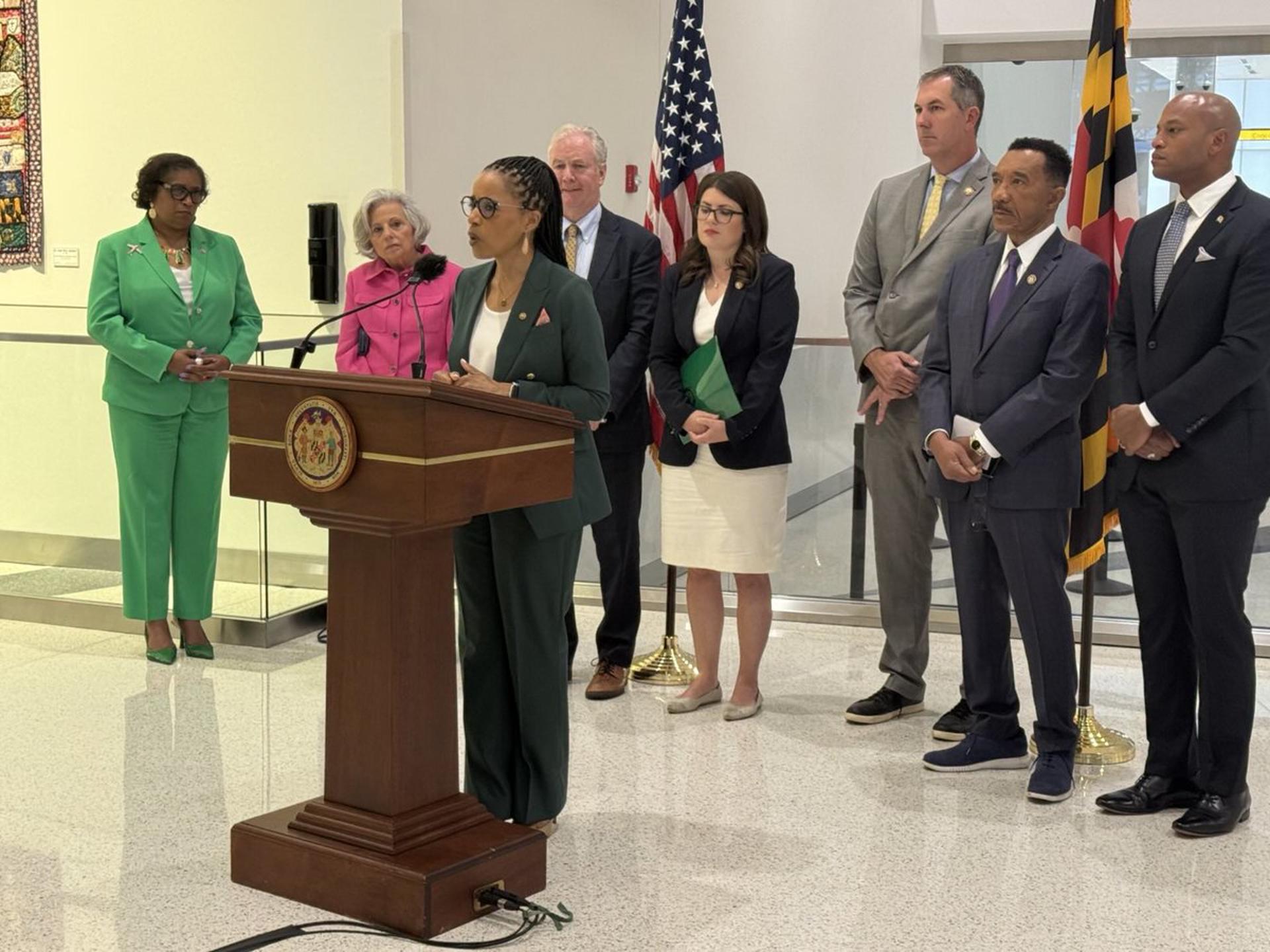 Fotografía tomada de la cuenta oficial @Sen_Alsobrooks de la red social X, de la senadora de Maryland, Angela Alsobrooks hablando durante una rueda de prensa este miércoles, en el Aeropuerto Internacional Baltimore en Washington (EE.UU.) EFE/ @sen_alsobrooks