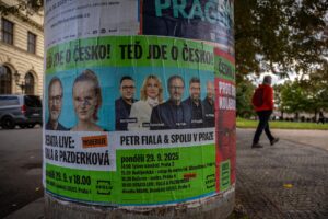 La gente pasa por carteles electorales de Petr Fiala, primer ministro checo, presidente del partido ODS y líder electoral de la coalición Spolu (Juntos), en Praga, República Checa, 02 de octubre de 2025. La República Checa acudirá a las urnas el 03 y 04 de octubre de 2025 para elegir un nuevo parlamento. El eslogan dice: 'Ahora se trata de Chequia.' (Elecciones, República Checa, Praga) EFE/EPA/MARTIN DIVISEK