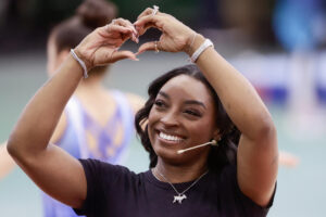 La gimnasta estadounidense y múltiple campeona olímpica Simone Biles fue captada este jueves, 9 de octubre, durante una clínica de gimnasia artística, en el estadio Mary Terán de Weiss, en Buenos Aires (Argentina). EFE/Juan Ignacio Roncoroni