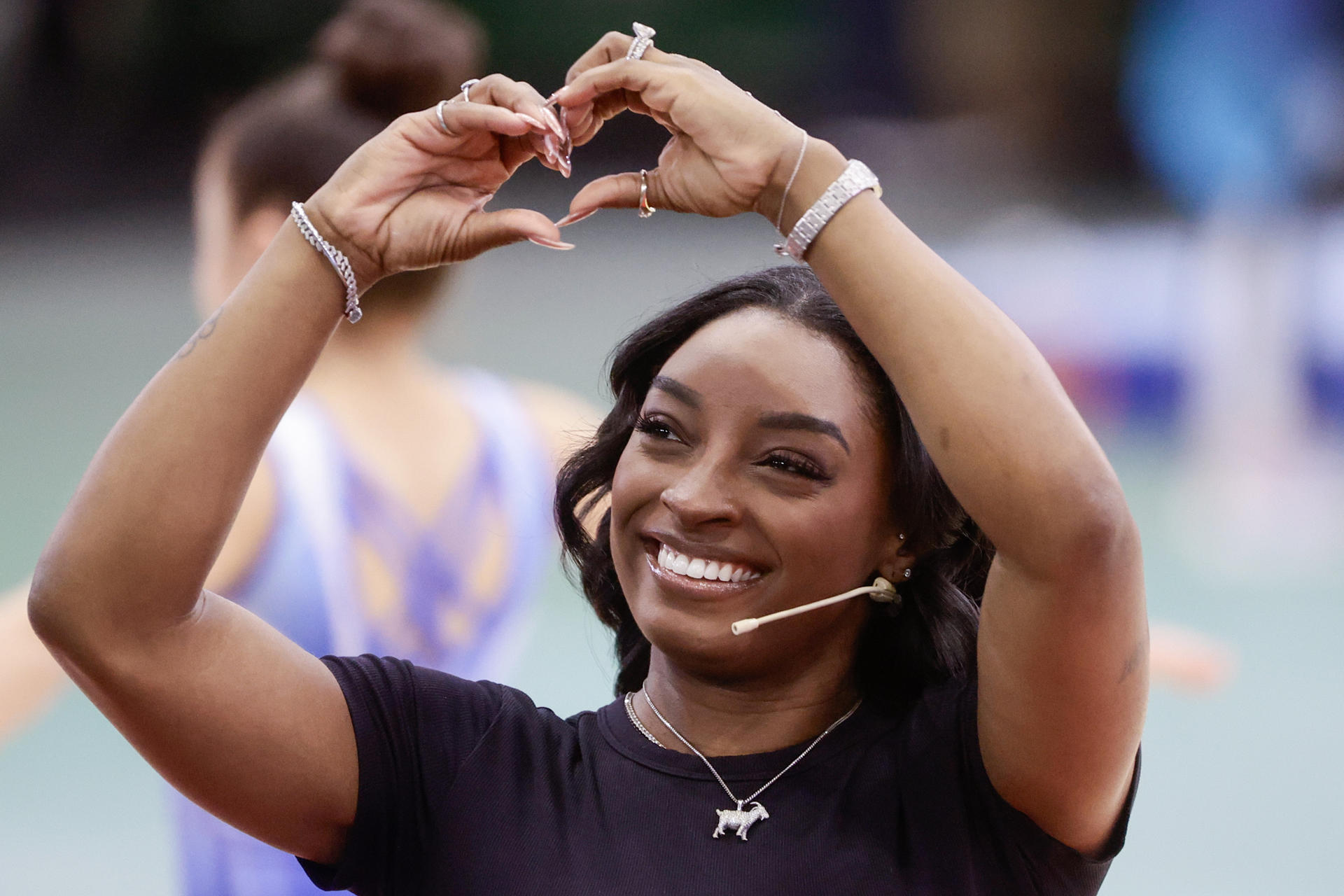 La gimnasta estadounidense y múltiple campeona olímpica Simone Biles fue captada este jueves, 9 de octubre, durante una clínica de gimnasia artística, en el estadio Mary Terán de Weiss, en Buenos Aires (Argentina). EFE/Juan Ignacio Roncoroni