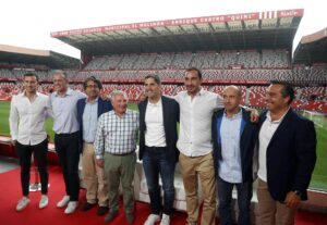 Foto de archivo de responsables de la federación de fútbol y del Real Sporting de Gijón, durante la presentación en el estadio de El Molinón del encuentro internacional clasificatorio para la Euro 2020 entre España e Islas Feroe que se disputó en Gijón el 8 de septiembre y que sirvió como homenaje al fallecido Enrique Castro 'Quini'. EFE/ J.L.Cereijido.