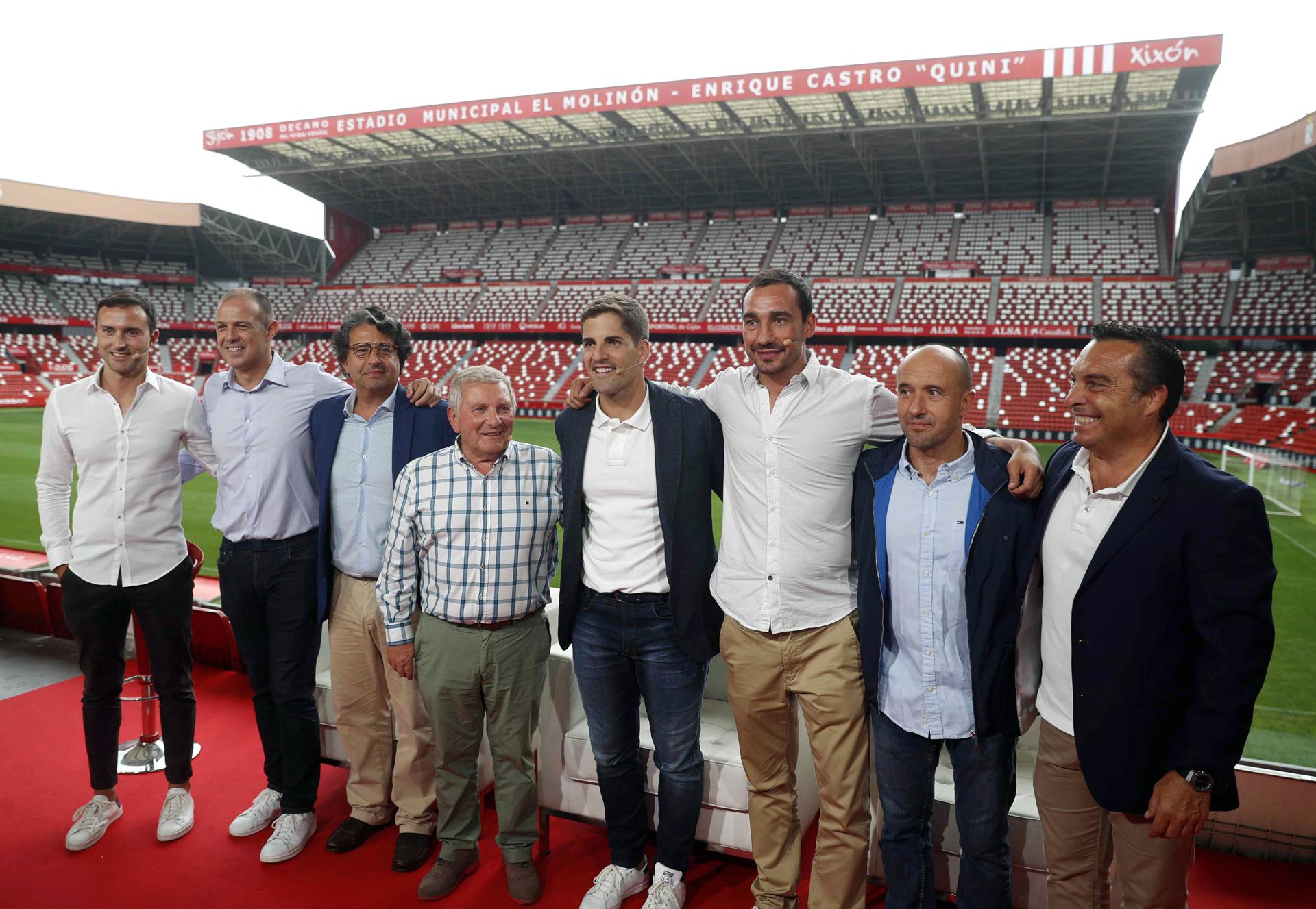 Foto de archivo de responsables de la federación de fútbol y del Real Sporting de Gijón, durante la presentación en el estadio de El Molinón del encuentro internacional clasificatorio para la Euro 2020 entre España e Islas Feroe que se disputó en Gijón el 8 de septiembre y que sirvió como homenaje al fallecido Enrique Castro 'Quini'. EFE/ J.L.Cereijido.