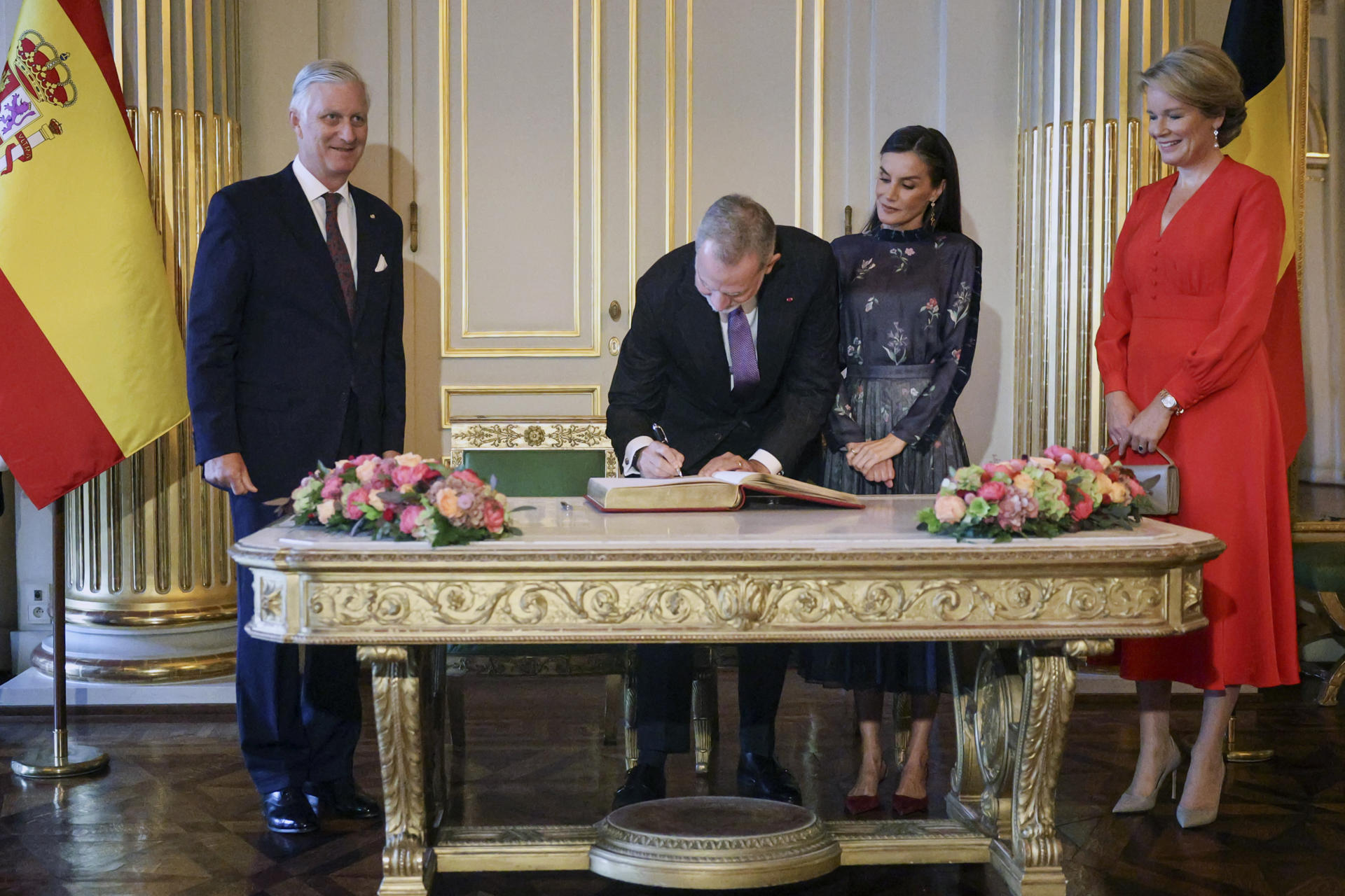 El rey Felipe VI (2i) firma el libro de visitas junto a la reina Letizia (2d), el rey Felipe (i) y la reina Matilde (d) de Bélgica en el Palacio Real de Bruselas, este martes, durante la visita oficial de los reyes de España a Bélgica. EFE/ Pablo Garrigós
