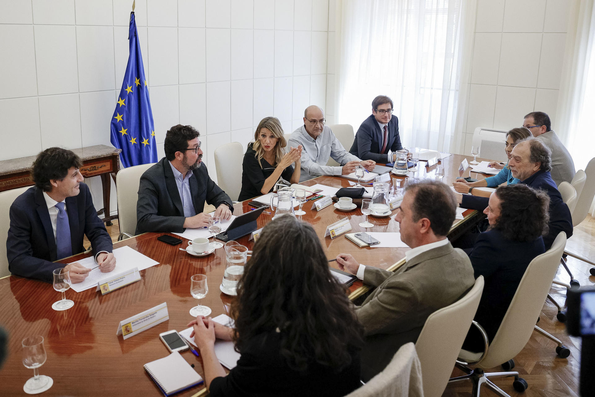 La vicepresidenta segunda y Ministra de Trabajo y Economía Social, Yolanda Díaz, se reúne con el comité de expertos del salario mínimo interprofesional (SMI), este miércoles en Madrid. EFE/ Daniel Gonzalez
