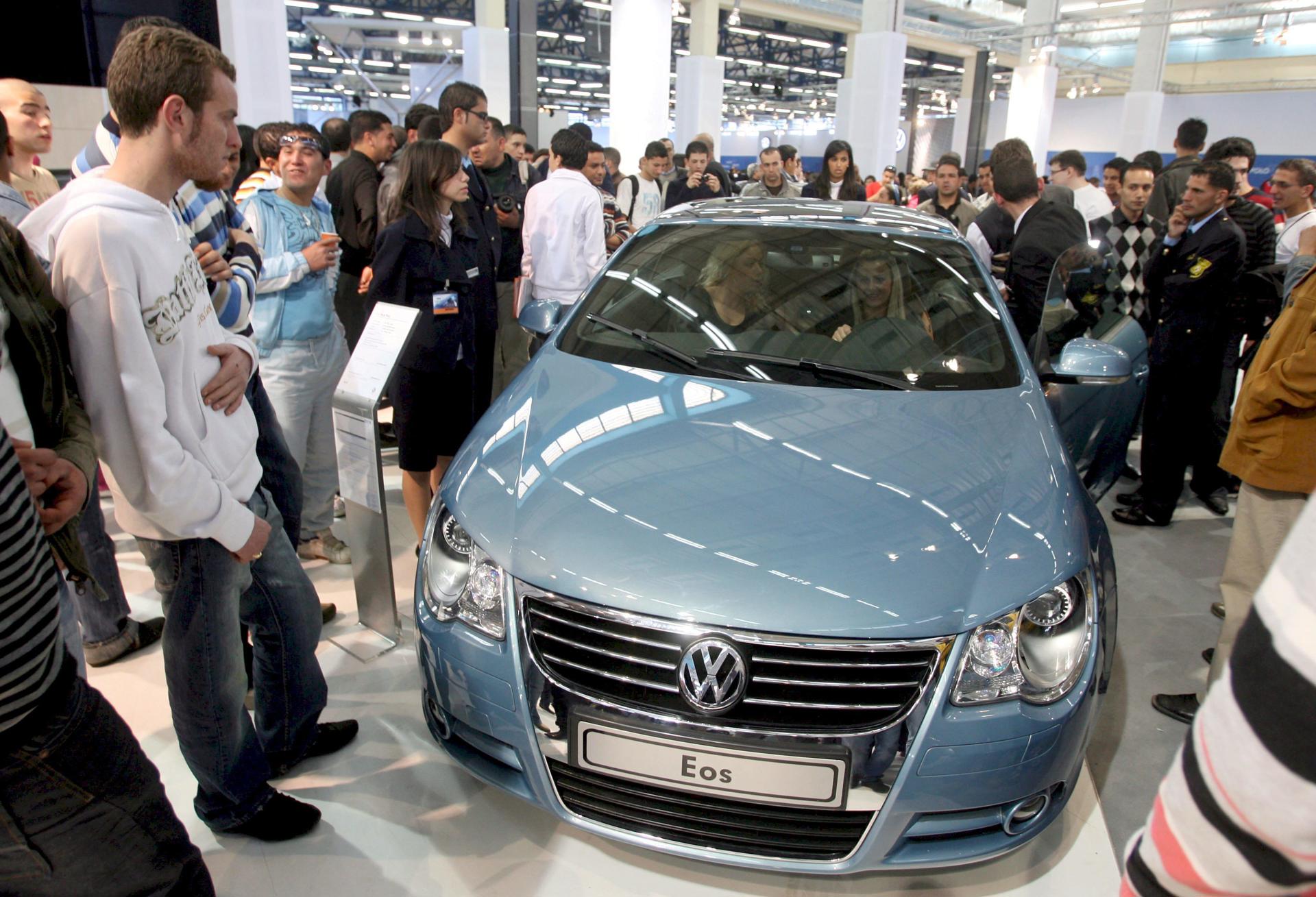 Imagen de archivo de coches alemanes a la venta. EFE/MOHAMED MESSARA